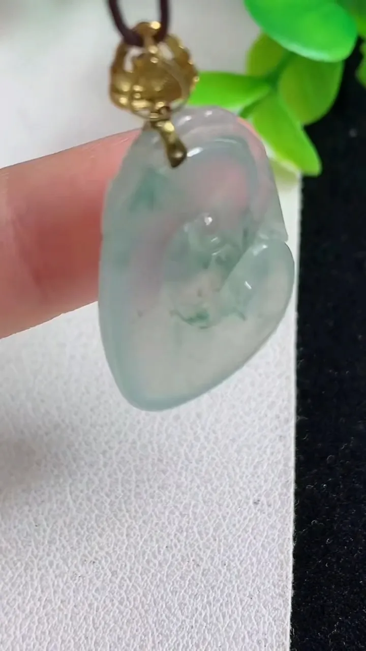 天然A货翡翠飘花如意吊坠，尺寸29.6-19.3-4.2，重量:4.72g
5月8日