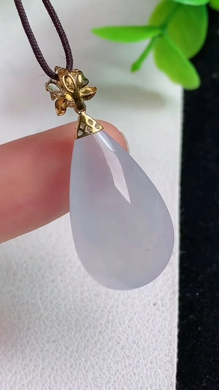 天然A货翡翠白冰水滴吊坠，尺寸24.7-13.8-8.2，重量:4.28g
5月8日