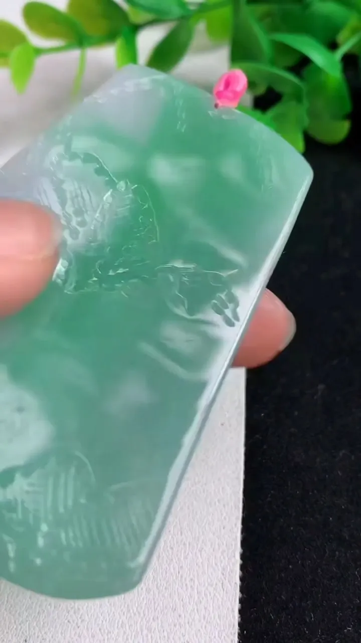 天然A货翡翠山水牌吊坠，尺寸70-47.4-5.4，重量:43.86g
5月8日