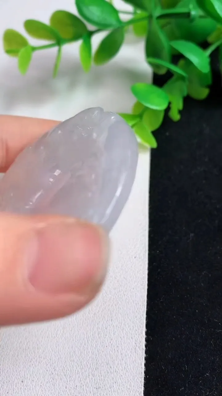 天然A货翡翠白冰大势至观音菩萨吊坠，尺寸53-6，重量:33.72g
5月8日