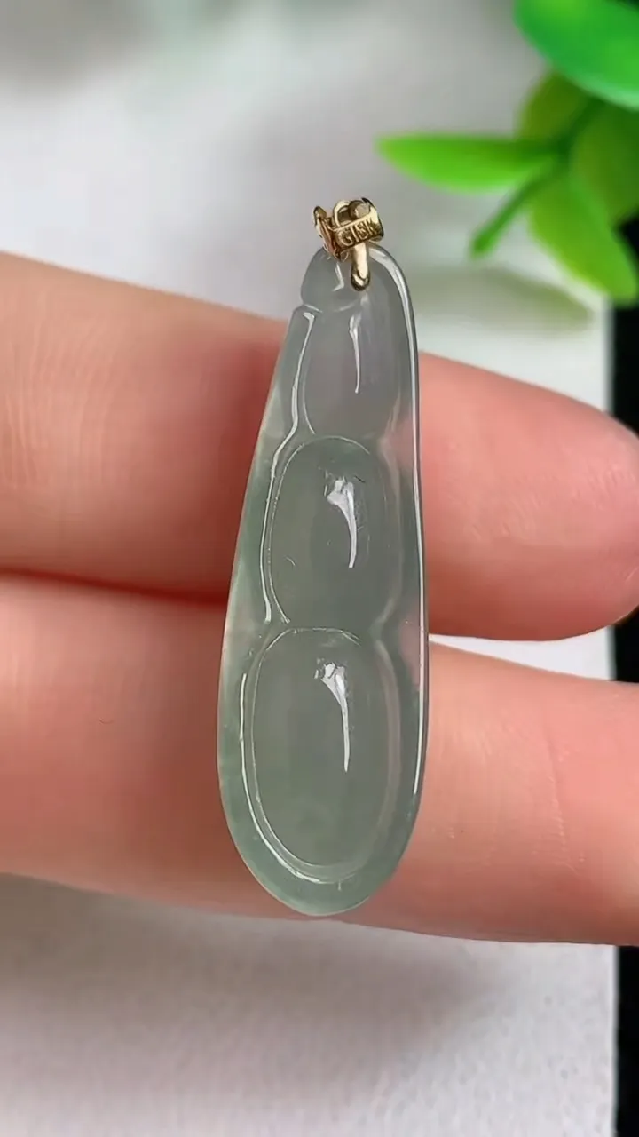 天然A货翡翠福豆吊坠，尺寸31.8-9.8-6.5，重量:3.32g
5月8日