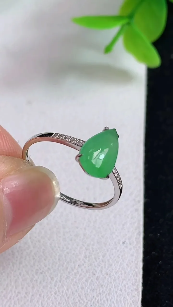 天然A货翡翠水滴戒指，尺寸17-9.7-6，重量:1.15g2025年5月8日
工厂直销收藏佳品,种好水足，色泽均匀，有种有色，上手高大气！