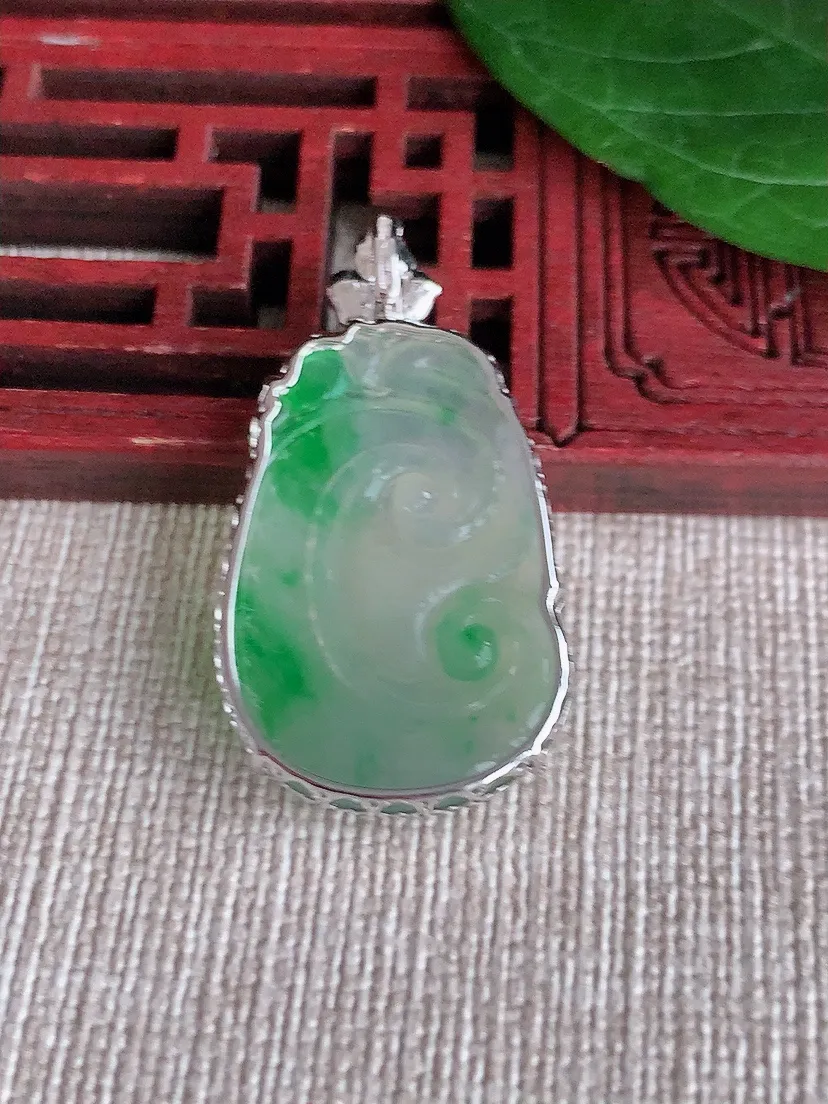天然A货翡翠18K飘阳绿如意吊坠尺寸34×27.3×19×5.4m量3.28g 0506