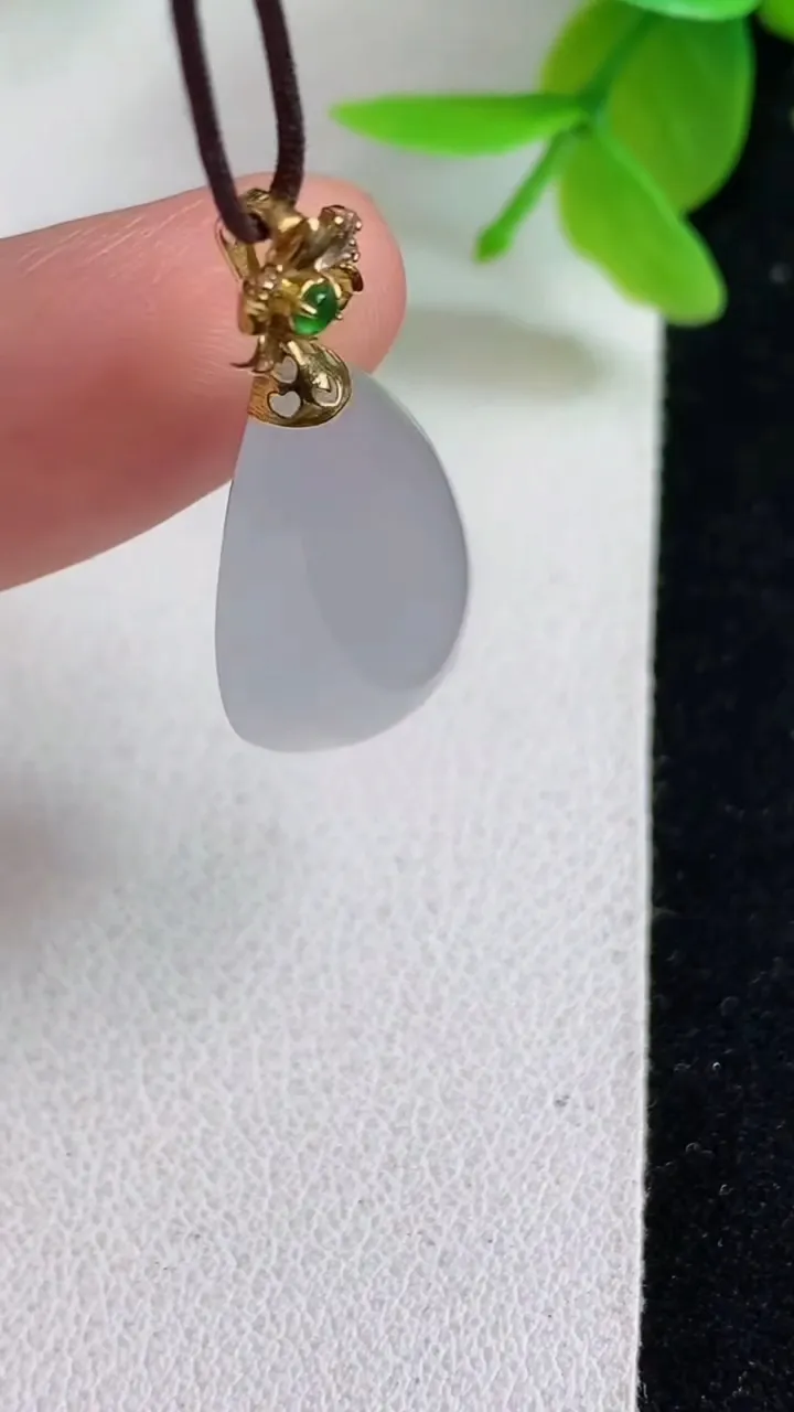 天然A货翡翠白冰水滴吊坠，尺寸24.7-13.8-8.2，重量:4.28g
5月8日