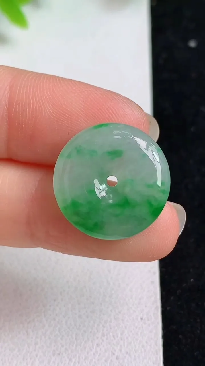 天然A货翡翠平安扣吊坠，尺寸18-4.3，重量:3.00g
5月8日