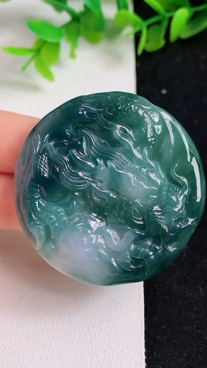 天然A货翡翠龙牌吊坠，尺寸47.7-9.3，重量:38.82g
5月8日