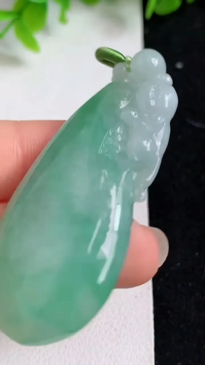 天然A货翡翠灵猴献瑞 福瓜吊坠，尺寸56.3-23.2-8.5，重量:22.52g
5月8日
