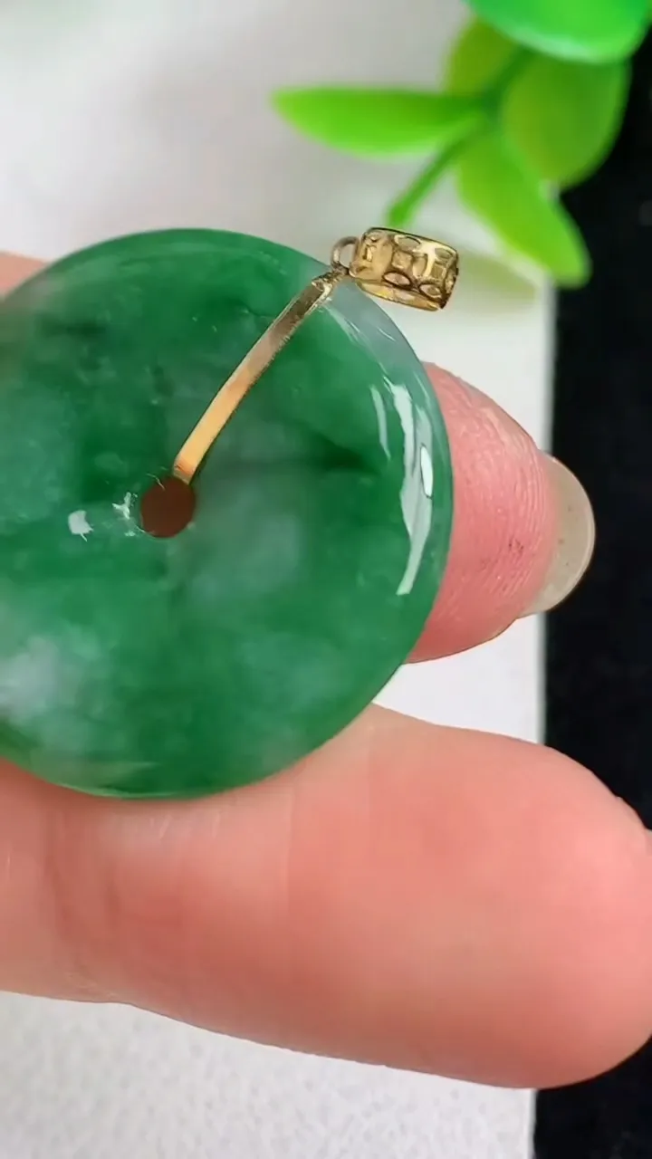 天然A货翡翠平安扣吊坠，尺寸23.5-3.7，重量:4.36g
5月8日