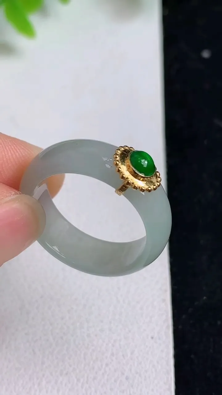 天然A货翡翠白冰指环戒指，尺寸18.5-7-2.8，重量:4.22g2025年5月8日
工厂直销收藏佳品,种好水足，色泽均匀，有种有色，上手高大气！