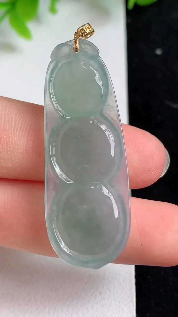 天然A货翡翠福豆吊坠，尺寸43-16-5，重量:6.31g
5月8日
