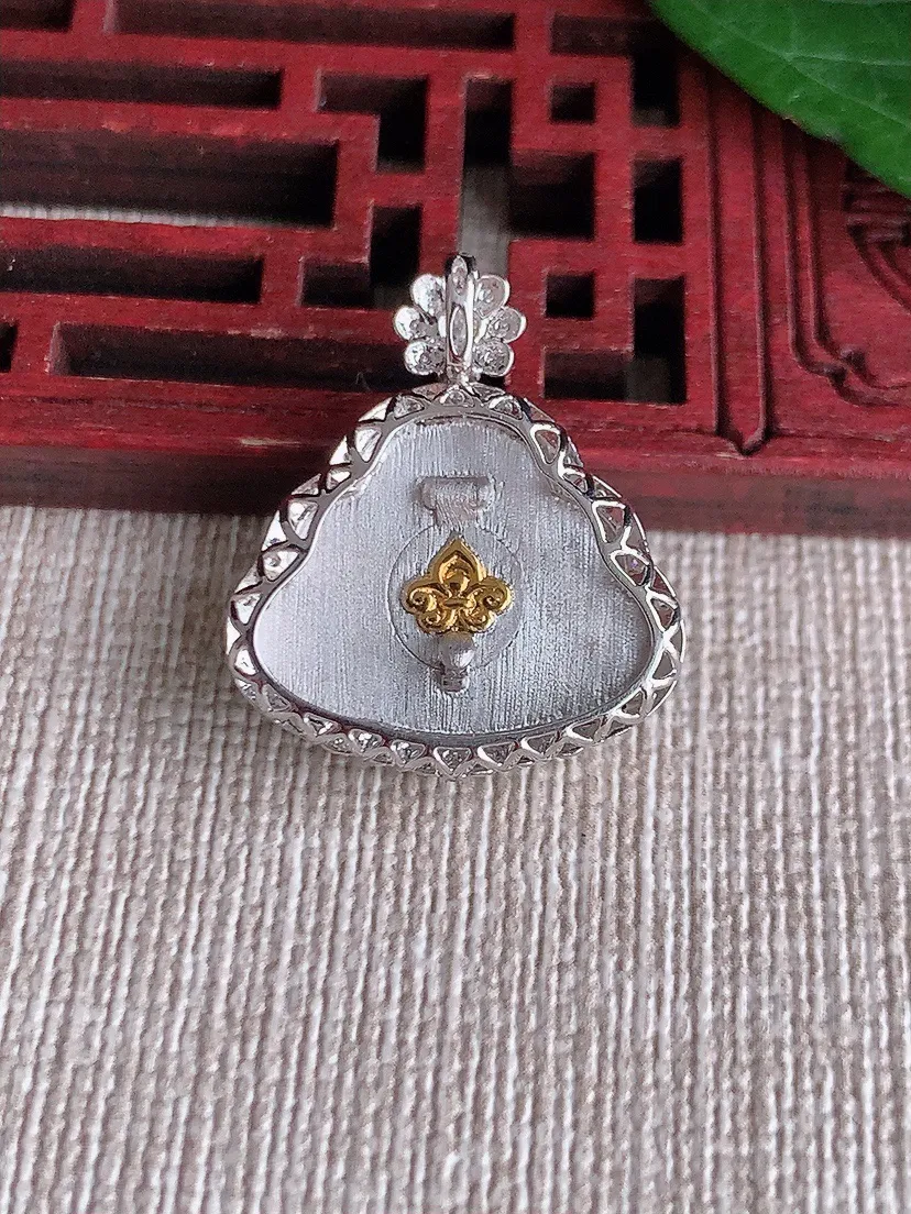 天然A货翡翠18K金伴飘绿佛公吊坠尺寸24×20.8×7裸石14.6×18.5m量3.28g 050
