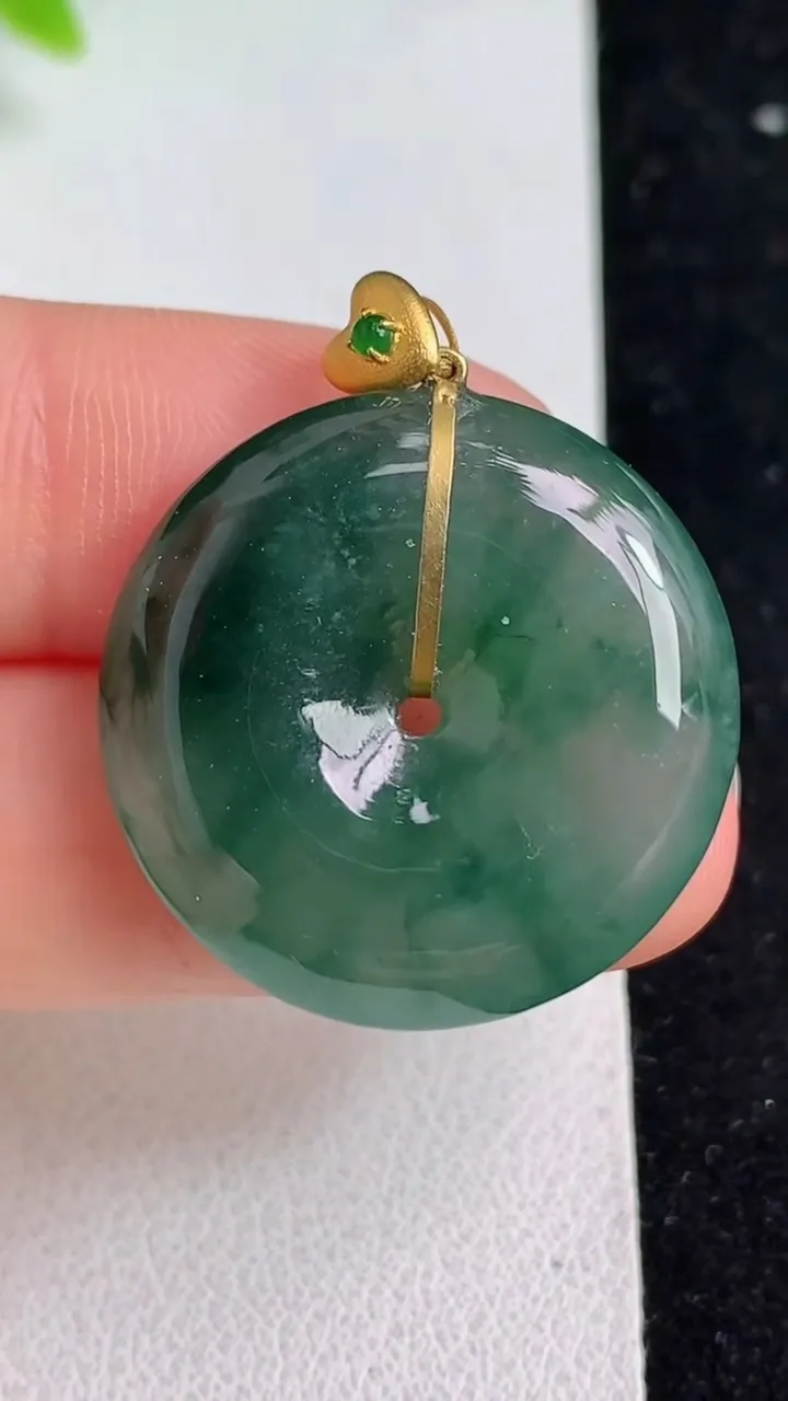 天然A货翡翠k金飘花平安扣吊坠，尺寸25.4-6，重量:7.75g
5月8日