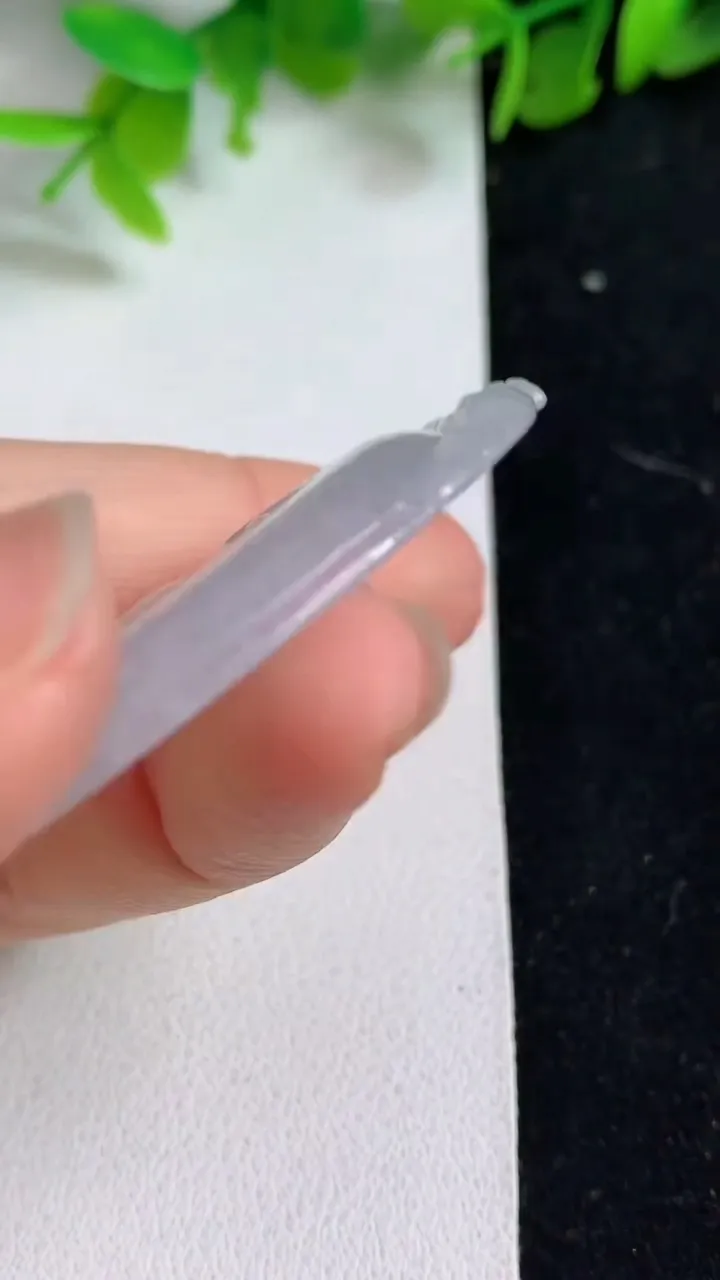 天然A货翡翠白冰如意吊坠，尺寸45.8-32.4-4.5，重量:12.40g
5月8日