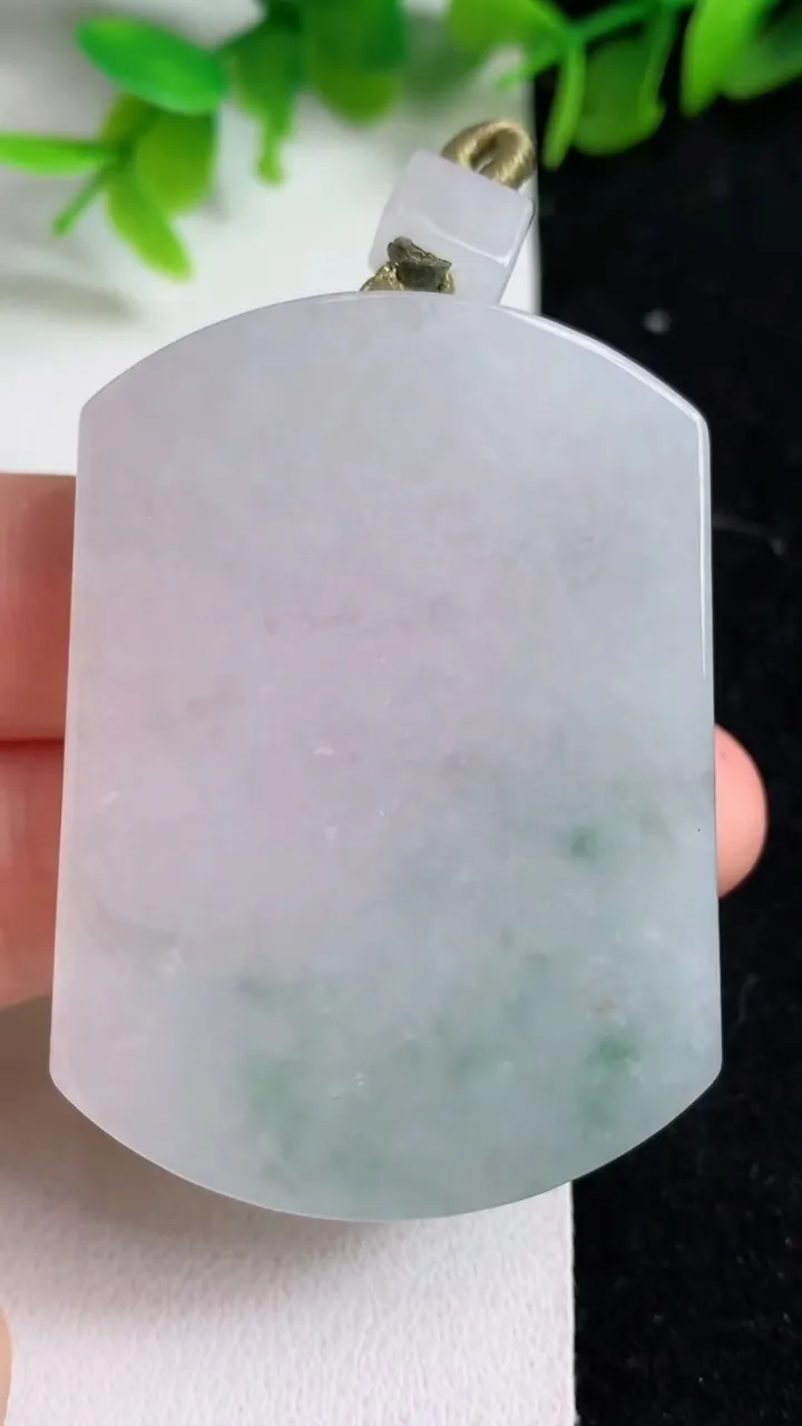 天然A货翡翠飘花无事牌吊坠，尺寸52.8-38.8-6，重量:37.32g
5月8日