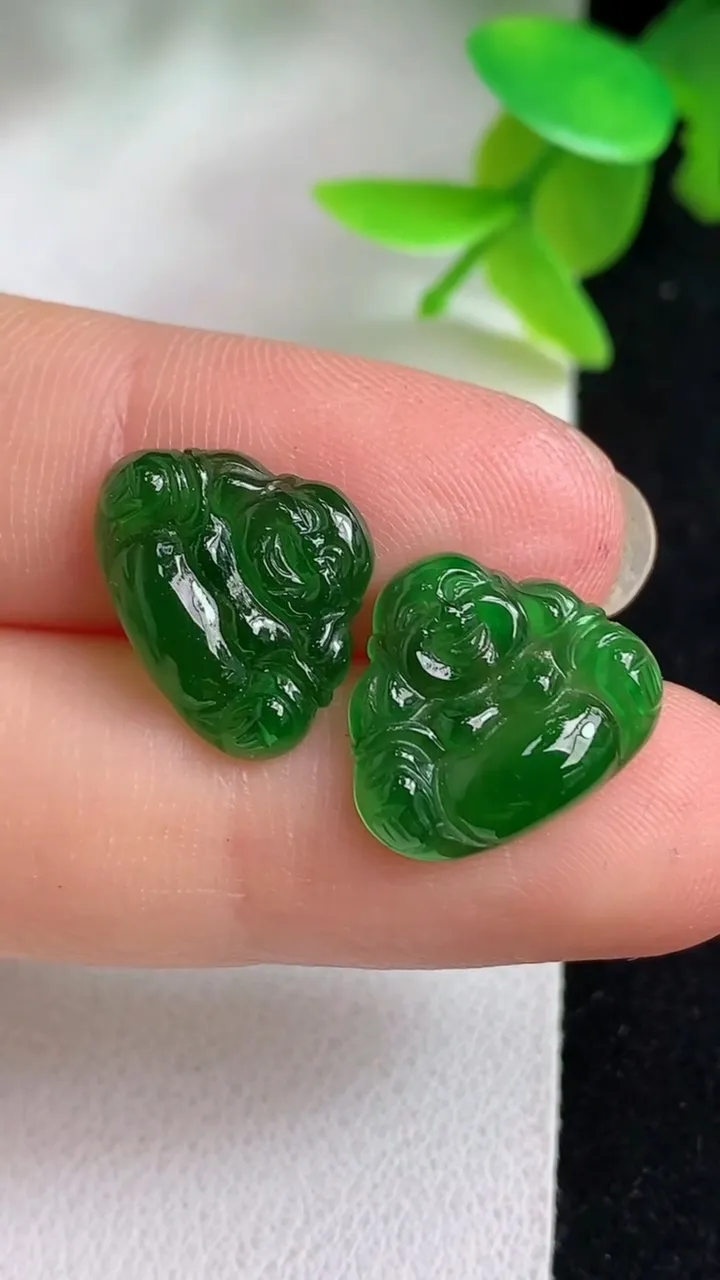 天然A货翡翠佛公镶嵌件一对，尺寸11.8-15-2.6，重量:1.50g
5月8日