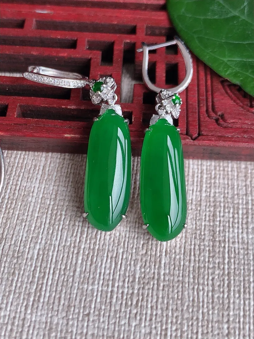 天然A货翡翠18K金伴钻镶嵌满绿福瓜耳坠 尺寸21.8×8×5.7mm 重量6.32g 0507