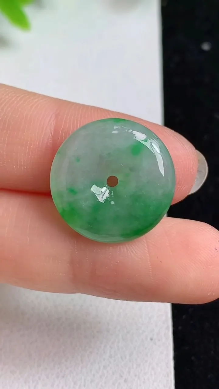 天然A货翡翠平安扣吊坠，尺寸18-4.3，重量:3.00g
5月8日