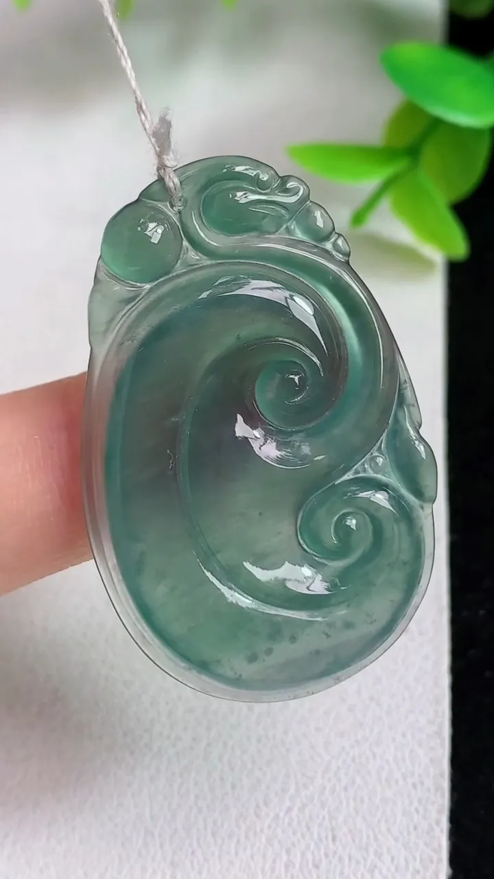 天然A货翡翠蓝水如意吊坠，尺寸39.2-25.4-3.7，重量:6.04g
5月8日