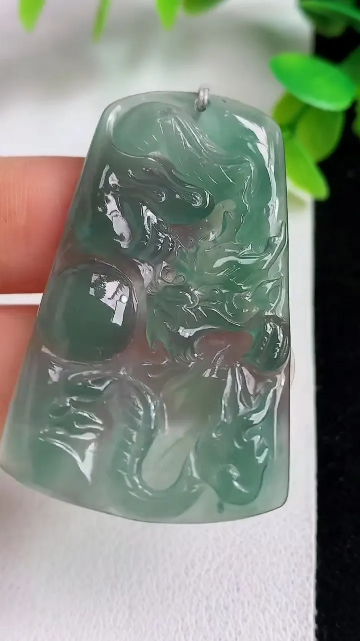 天然A货翡翠蓝水龙牌吊坠，尺寸44-27.6-3.3，重量:8.13g
5月8日