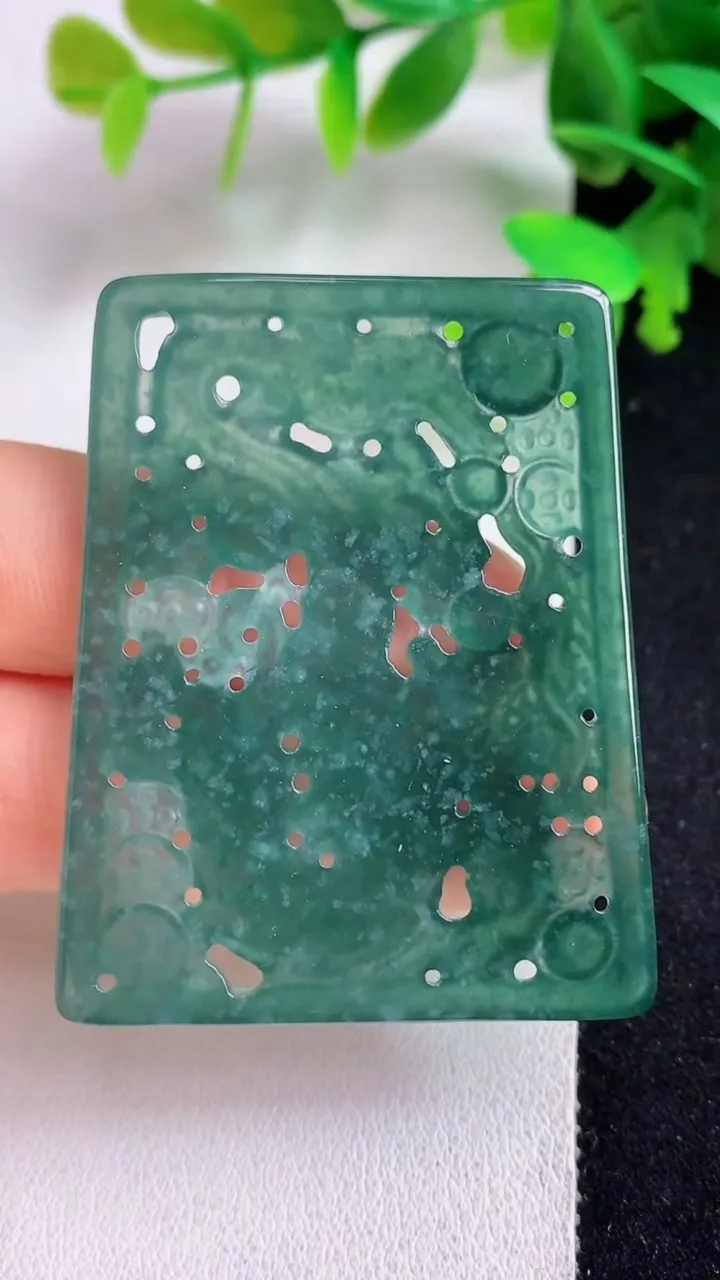 天然A货翡翠蓝水龙牌吊坠，尺寸50.6-40.3-3.2，重量:14.76g
5月8日