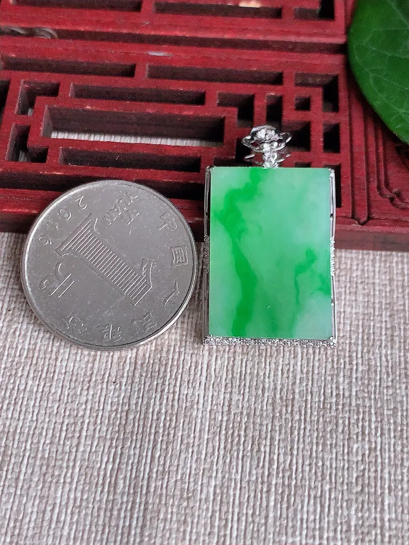天然A货翡翠18K金伴飘绿无事牌吊坠 尺寸33.8×18.5×6裸石23.8×16.4m量5.63g 0506