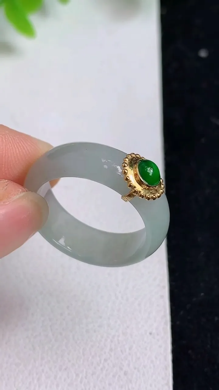 天然A货翡翠白冰指环戒指，尺寸18.5-7-2.8，重量:4.22g2025年5月8日
工厂直销收藏佳品,种好水足，色泽均匀，有种有色，上手高大气！