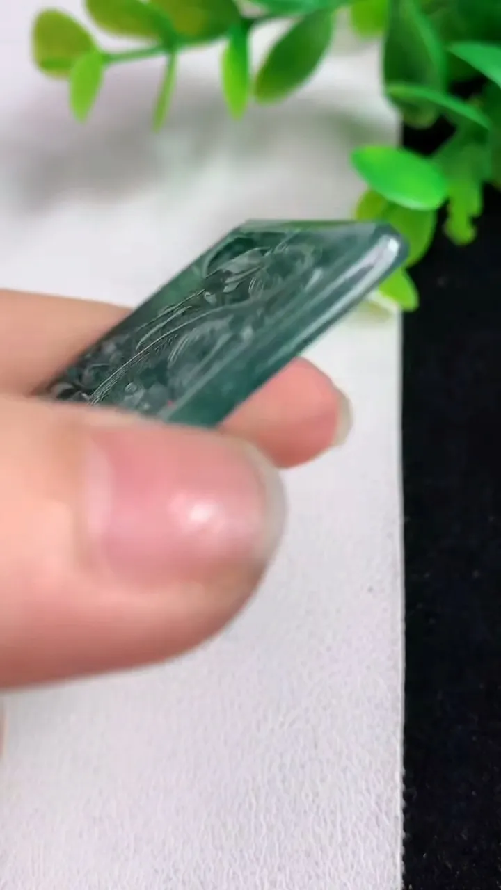 天然A货翡翠蓝水龙牌吊坠，尺寸50.6-40.3-3.2，重量:14.76g
5月8日