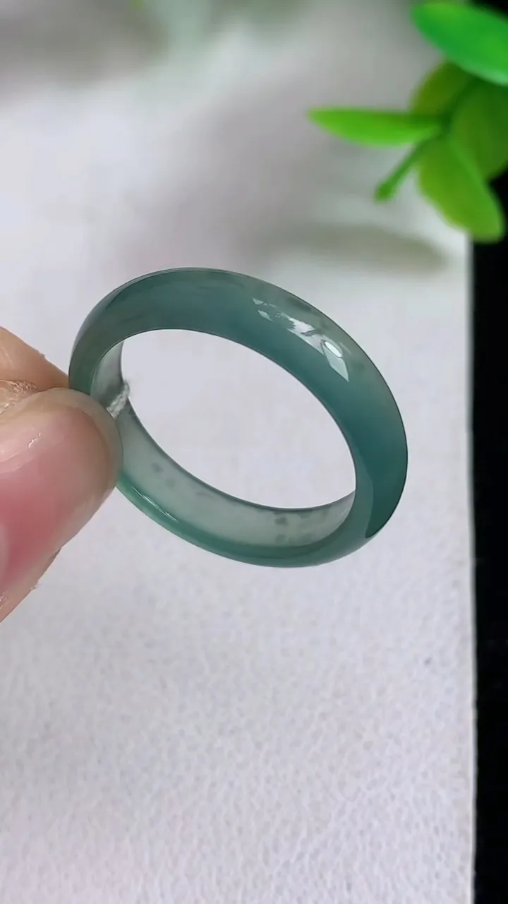 天然A货翡翠蓝水指环戒指，尺寸18-4.7-2.5，重量:2.20g2025年5月8日
工厂直销收藏佳品,种好水足，色泽均匀，有种有色，上手高大气！