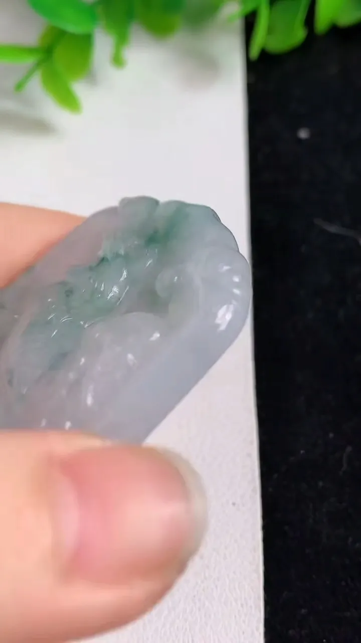 天然A货翡翠飘花生肖鸡吊坠，尺寸47.2-40-5.2，重量:19.47g
5月8日