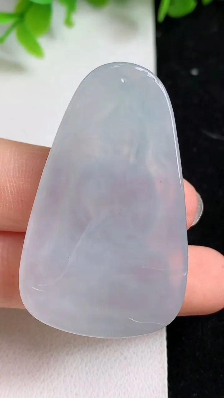 天然A货翡翠白冰大日如来吊坠，尺寸47-28.6-5.5，重量:15.10g
5月8日