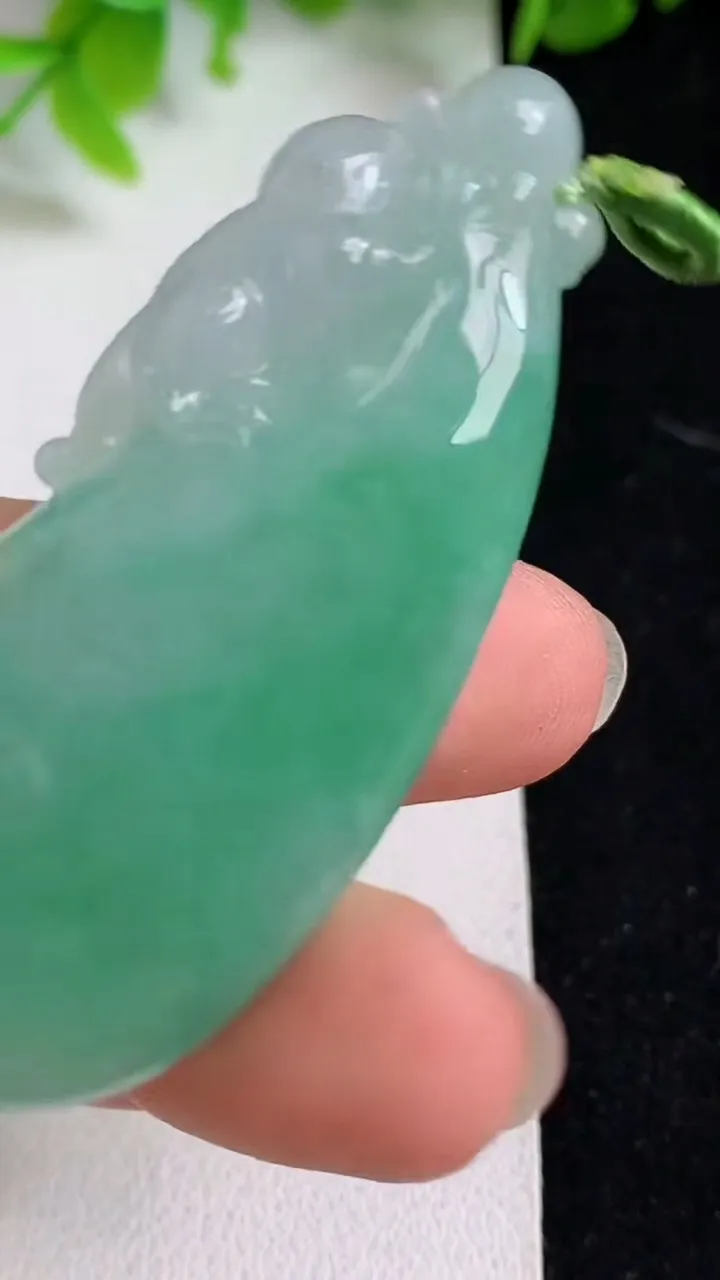 天然A货翡翠灵猴献瑞 福瓜吊坠，尺寸56.3-23.2-8.5，重量:22.52g
5月8日