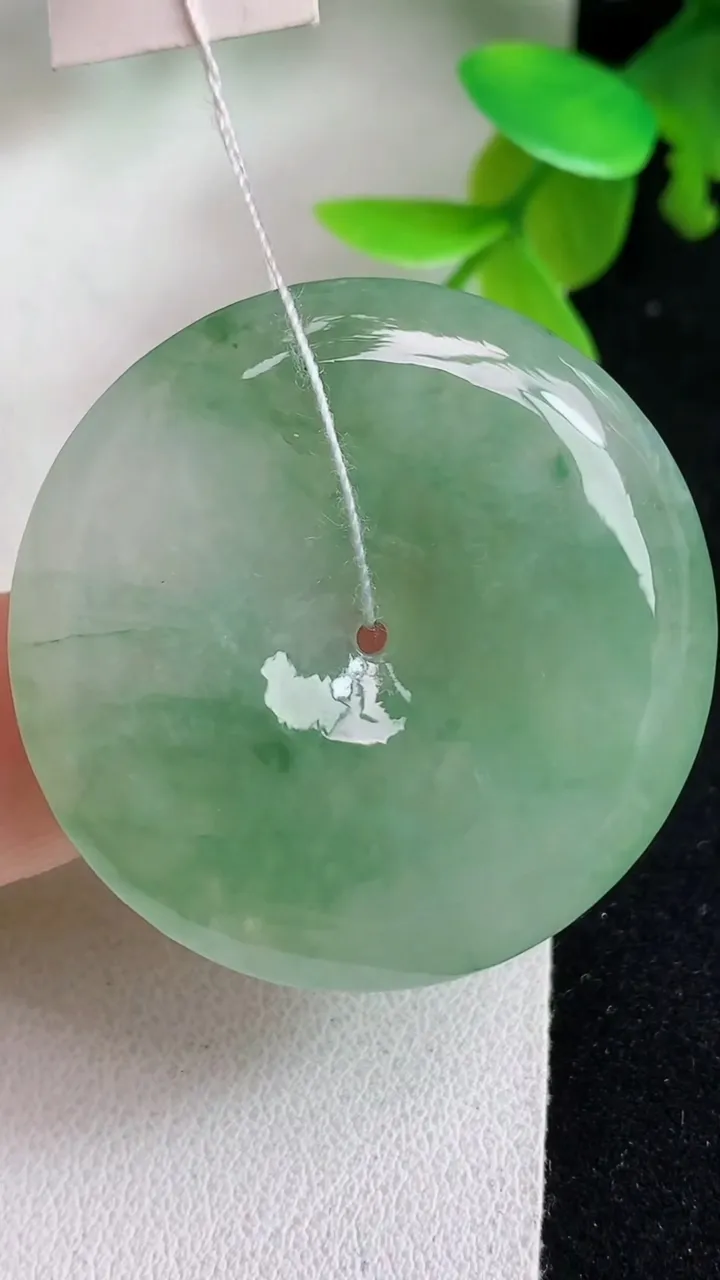 天然A货翡翠平安扣吊坠，尺寸35.7-6，重量:16.10g
5月8日