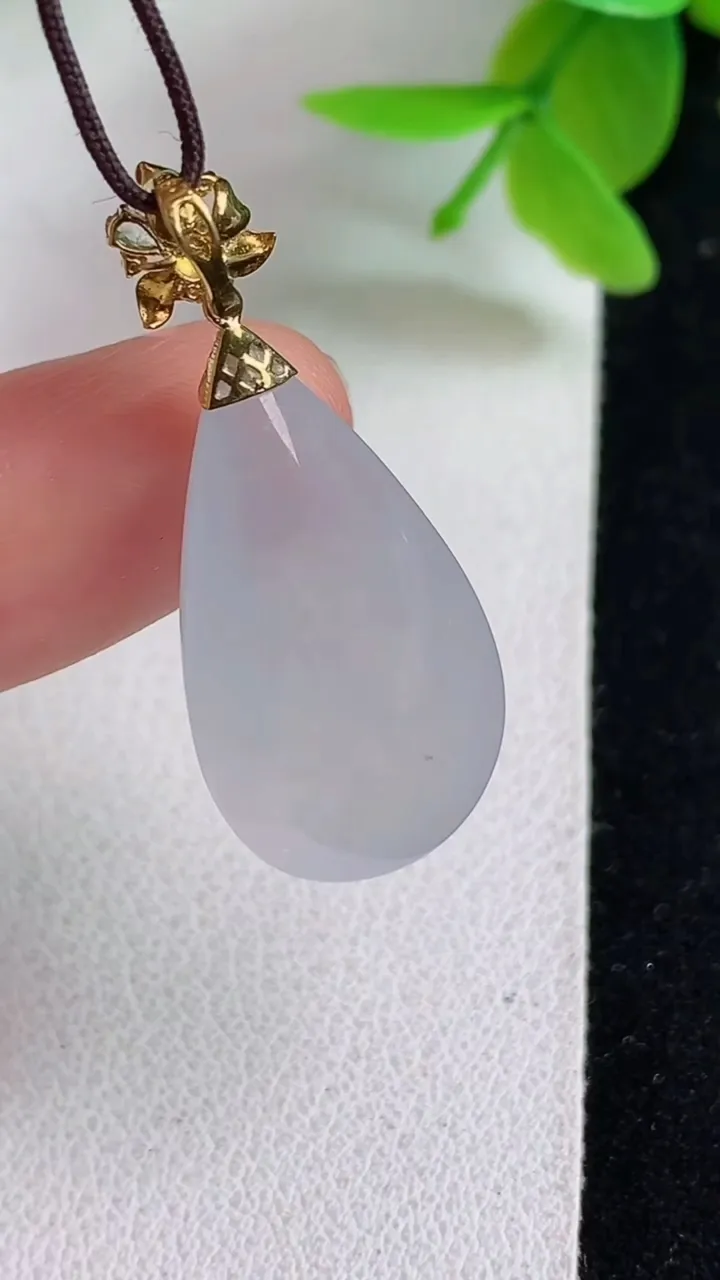 天然A货翡翠白冰水滴吊坠，尺寸24.7-13.8-8.2，重量:4.28g
5月8日