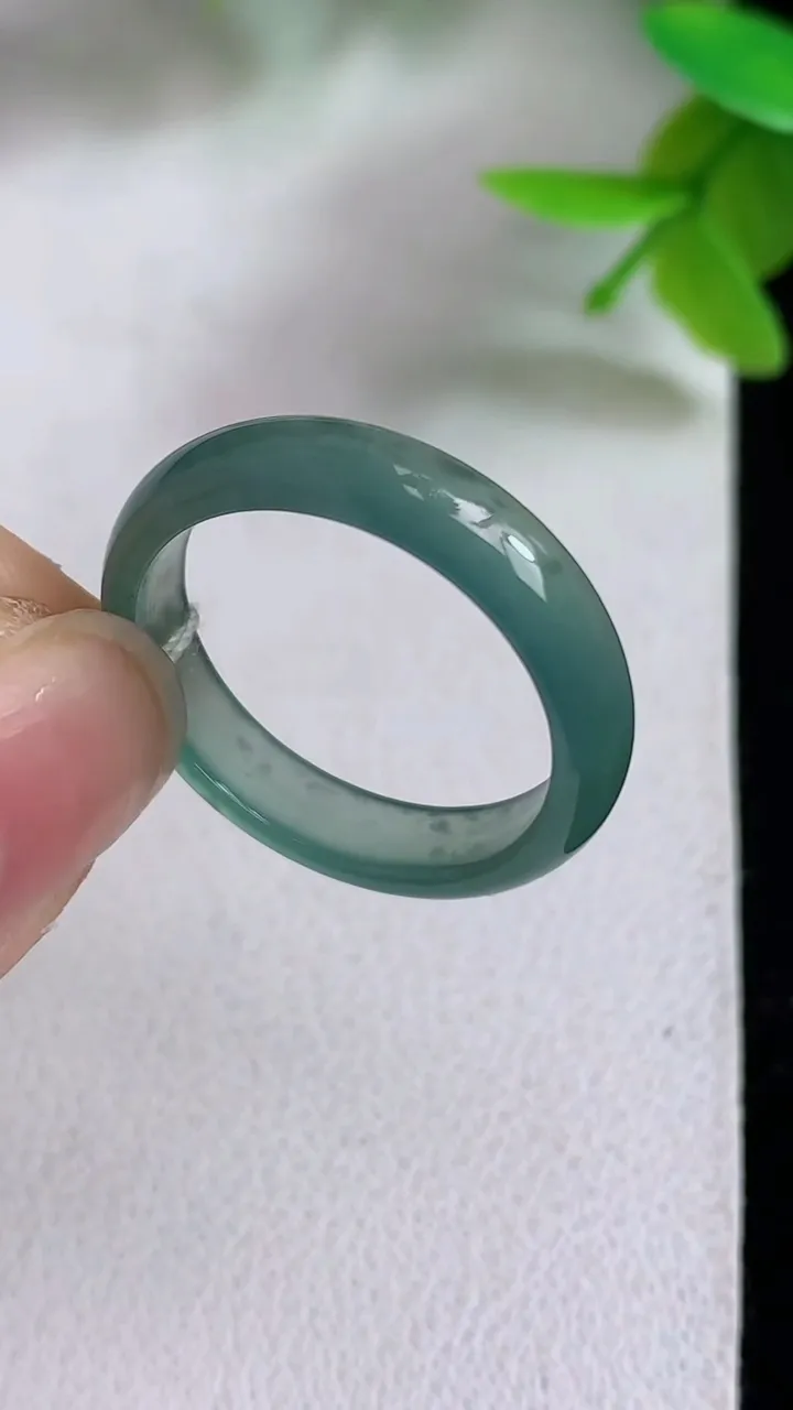 天然A货翡翠蓝水指环戒指，尺寸18-4.7-2.5，重量:2.20g2025年5月8日
工厂直销收藏佳品,种好水足，色泽均匀，有种有色，上手高大气！