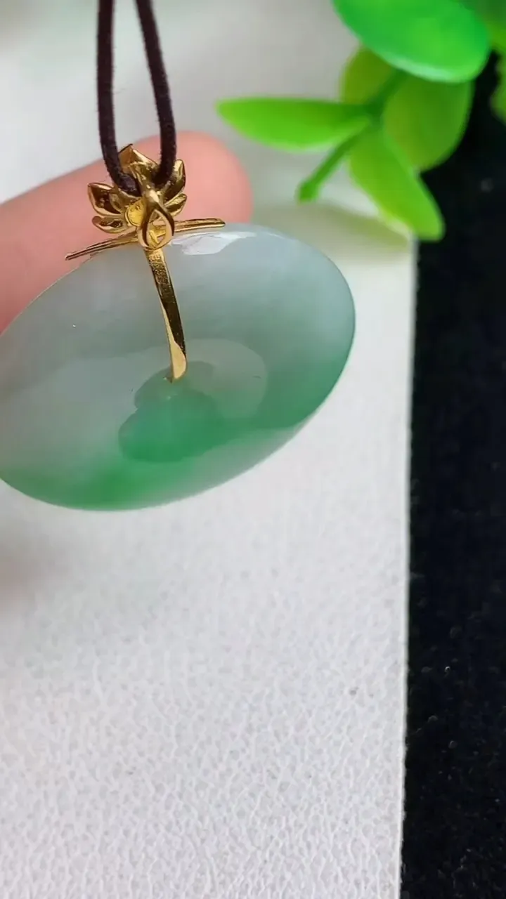 天然A货翡翠平安扣吊坠，尺寸26-5.5，重量:7.65g
5月8日