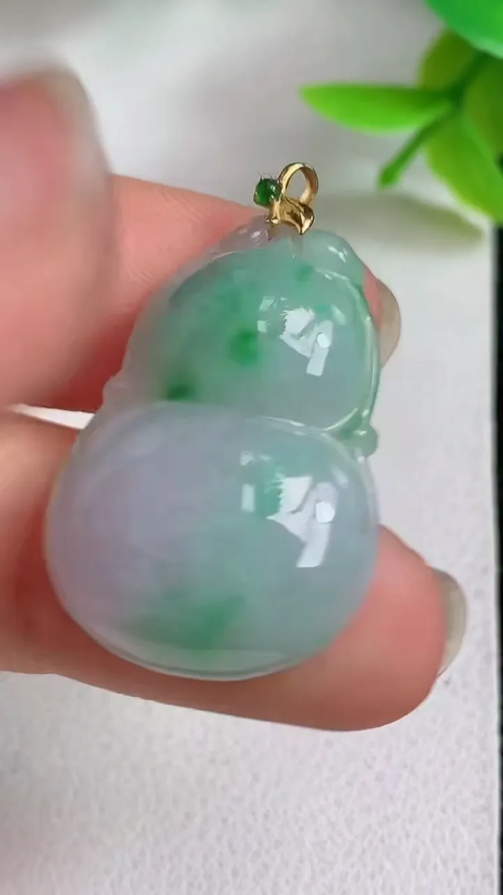 天然A货翡翠葫芦吊坠，尺寸27-19.2-6，重量:5.07g
5月8日