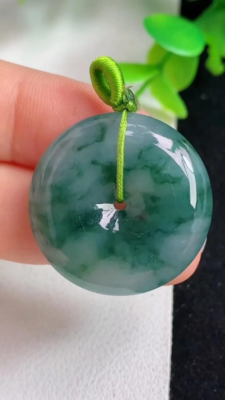 天然A货翡翠飘花平安扣吊坠，尺寸26.7-6，重量:8.87g
5月8日