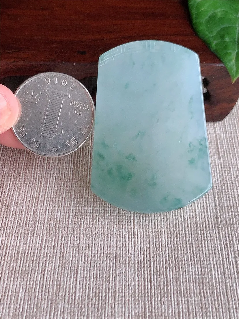 天然A货翡翠飘花无事牌吊坠尺寸50×34.4×6m量30.29g 0506