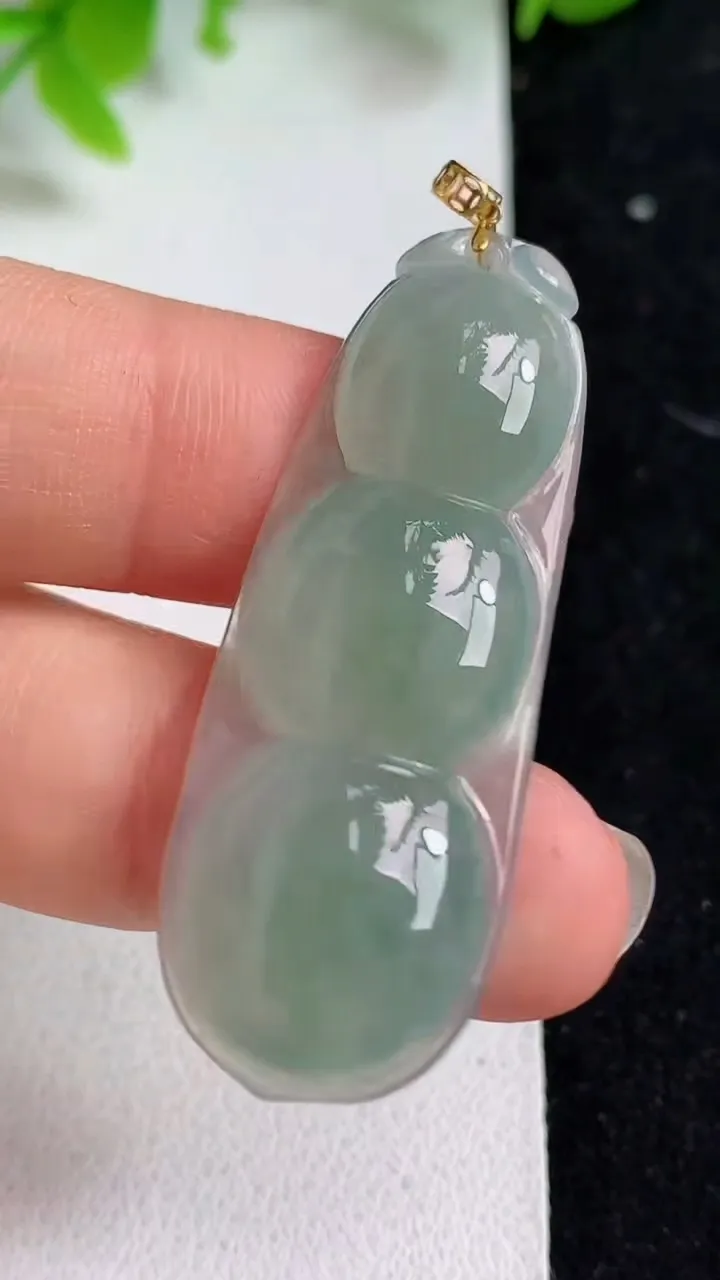 天然A货翡翠福豆吊坠，尺寸43-16-5，重量:6.31g
5月8日