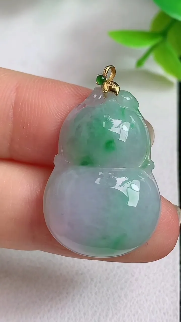 天然A货翡翠葫芦吊坠，尺寸27-19.2-6，重量:5.07g
5月8日