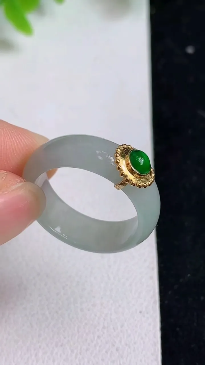 天然A货翡翠白冰指环戒指，尺寸18.5-7-2.8，重量:4.22g2025年5月8日
工厂直销收藏佳品,种好水足，色泽均匀，有种有色，上手高大气！