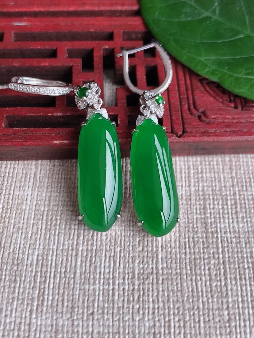 天然A货翡翠18K金伴钻镶嵌满绿福瓜耳坠 尺寸21.8×8×5.7mm 重量6.32g 0507