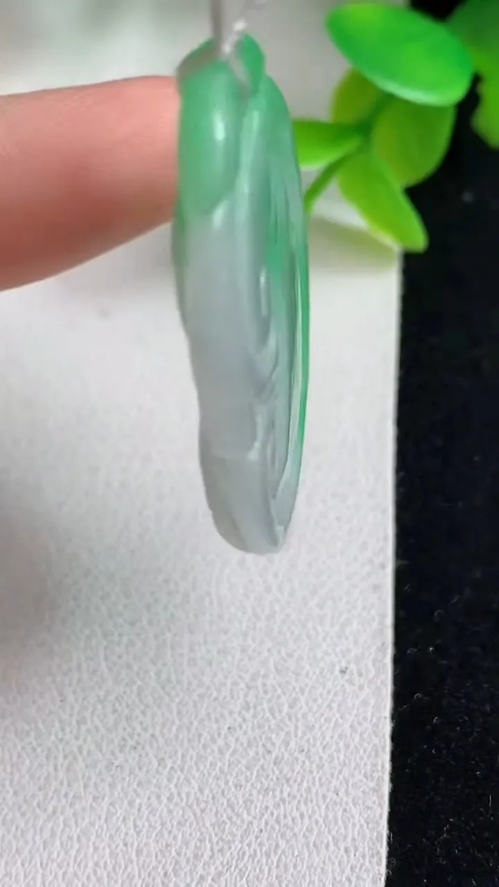 天然A货翡翠如意吊坠，尺寸37-23.6-4.8，重量:8.93g
5月8日