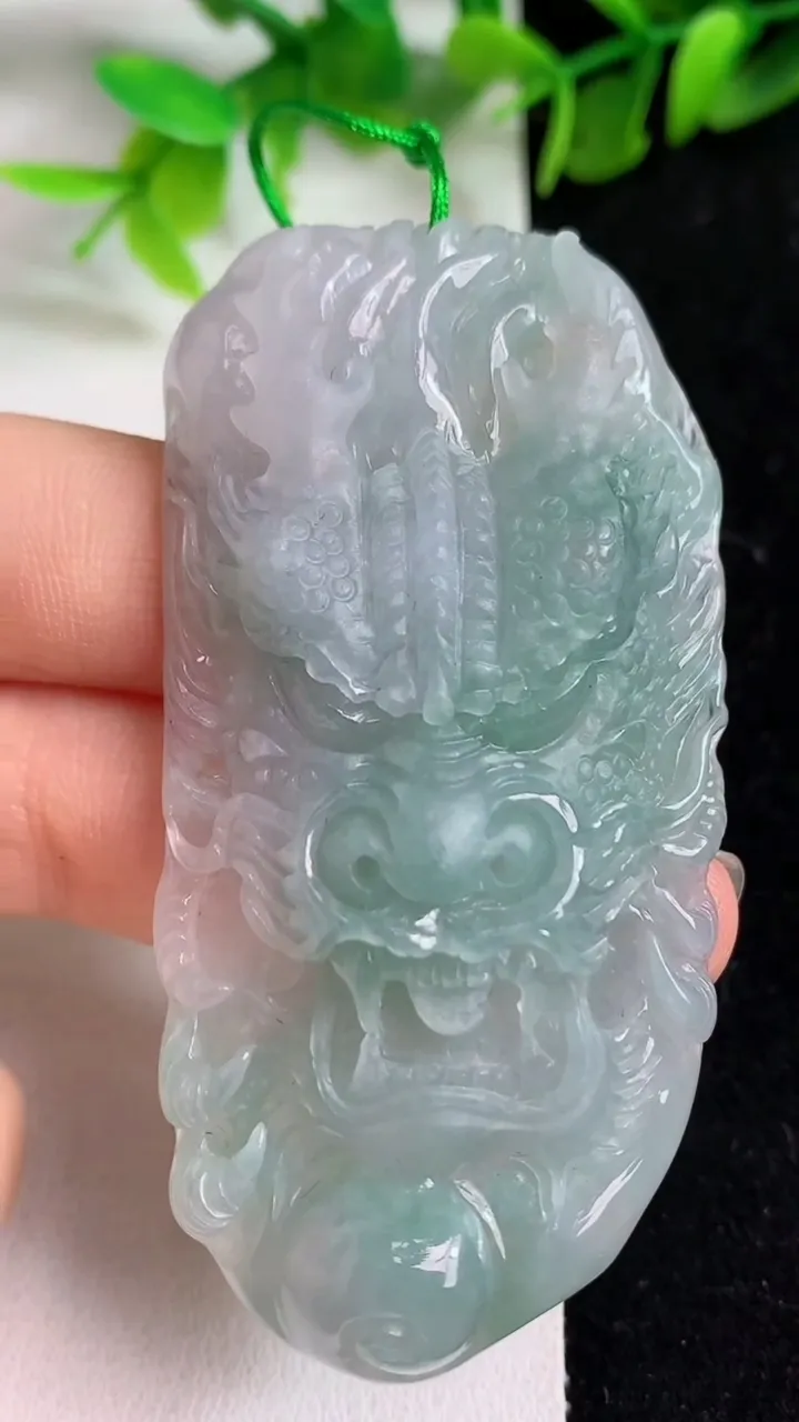天然A货翡翠龙牌吊坠，尺寸67.8-33.5-10，重量:39.73g
5月8日