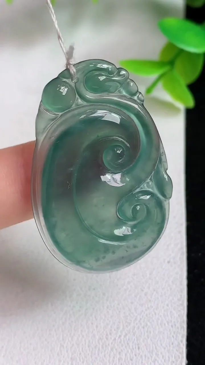 天然A货翡翠蓝水如意吊坠，尺寸39.2-25.4-3.7，重量:6.04g
5月8日