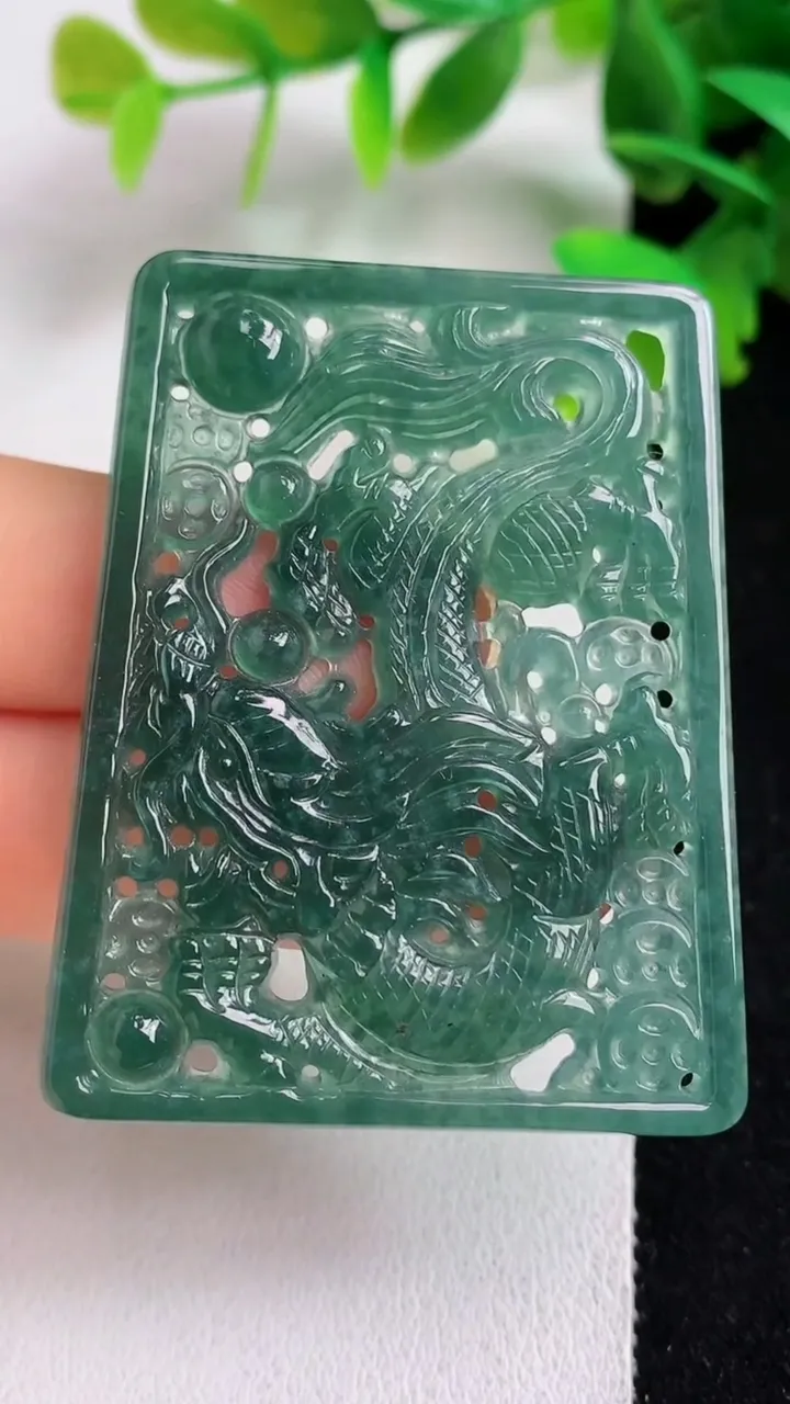 天然A货翡翠蓝水龙牌吊坠，尺寸50.6-40.3-3.2，重量:14.76g
5月8日