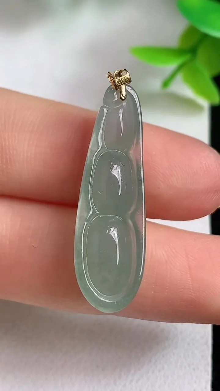 天然A货翡翠福豆吊坠，尺寸31.8-9.8-6.5，重量:3.32g
5月8日