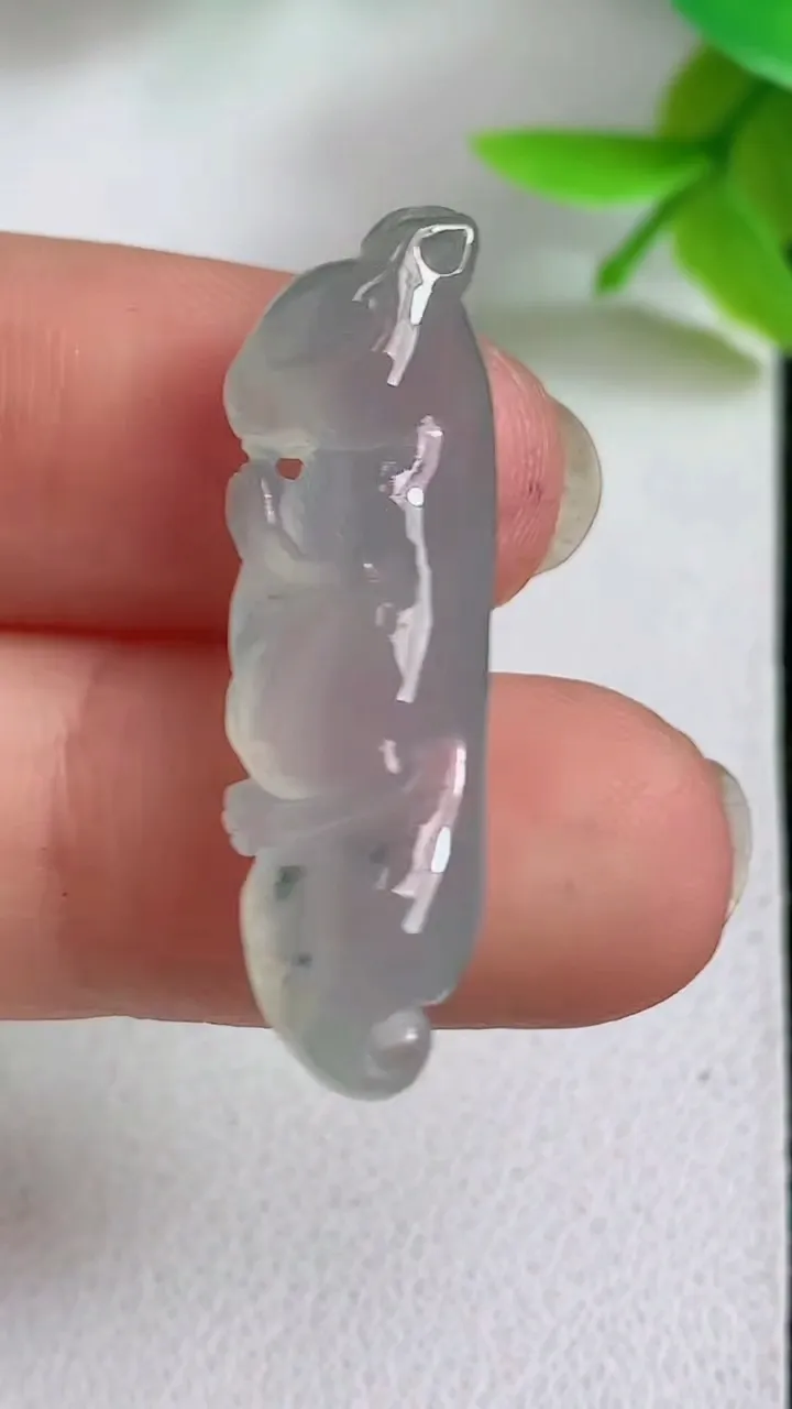 天然A货翡翠飘花松鼠吊坠，尺寸31.7-9.2-5.4，重量:3.28g
5月8日