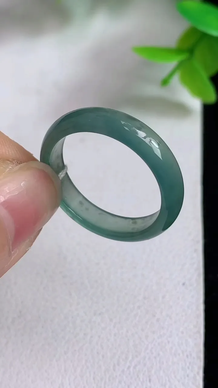 天然A货翡翠蓝水指环戒指，尺寸18-4.7-2.5，重量:2.20g2025年5月8日
工厂直销收藏