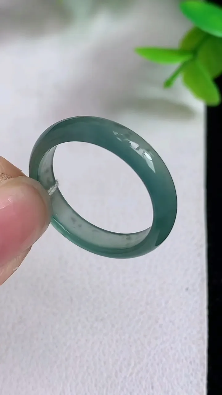 天然A货翡翠蓝水指环戒指，尺寸18-4.7-2.5，重量:2.20g2025年5月8日
工厂直销收藏佳品,种好水足，色泽均匀，有种有色，上手高大气！